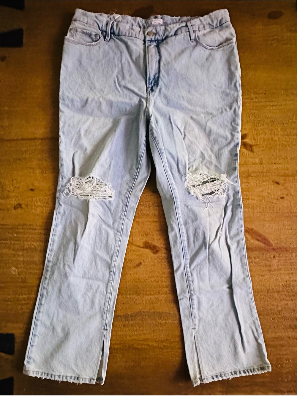 Good American Women’s Size 16 Light Wash Distressed Ripped Jeans Raw Hem